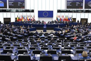 Tο Ευρωκοινοβούλιο κατά των συστημάτων ΑΙ που «γδύνουν» γυναίκες και άνδρες παρά τη θέλησή τους